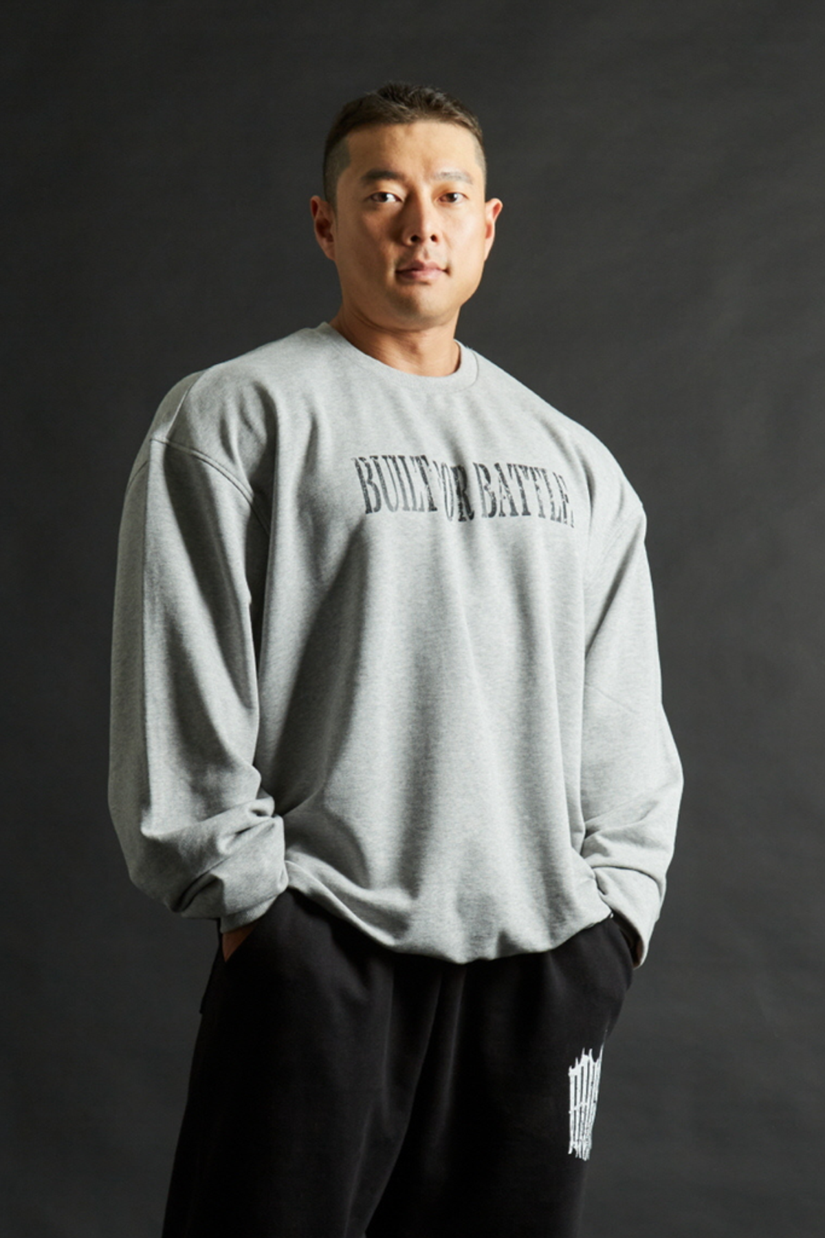 머스콜로(MUSCOLO) 빌트 포 배틀 오버핏 스웨트셔츠 - 그레이