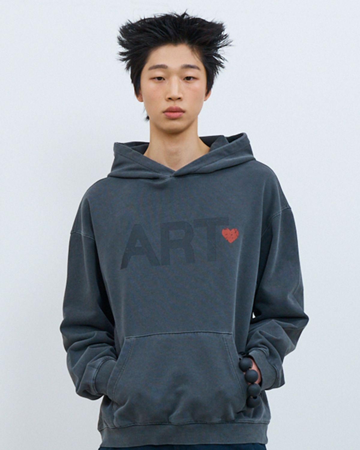 더뮤지엄비지터(THEMUSEUMVISITOR) ART PIGMENT HOODIE (CHARCOAL)
