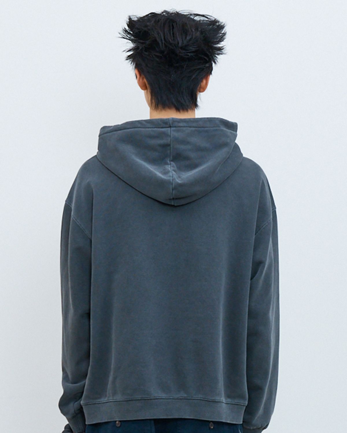 더뮤지엄비지터(THEMUSEUMVISITOR) ART PIGMENT HOODIE (CHARCOAL)