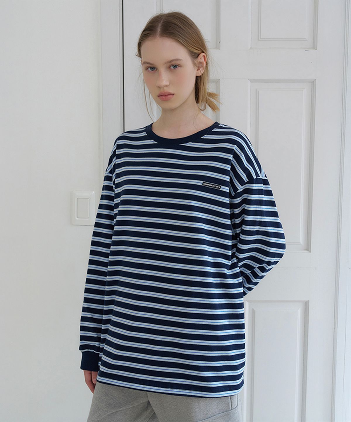 썸웨어버터(SOMEWHEREBUTTER) Wappen Stripe Long Top - Navy