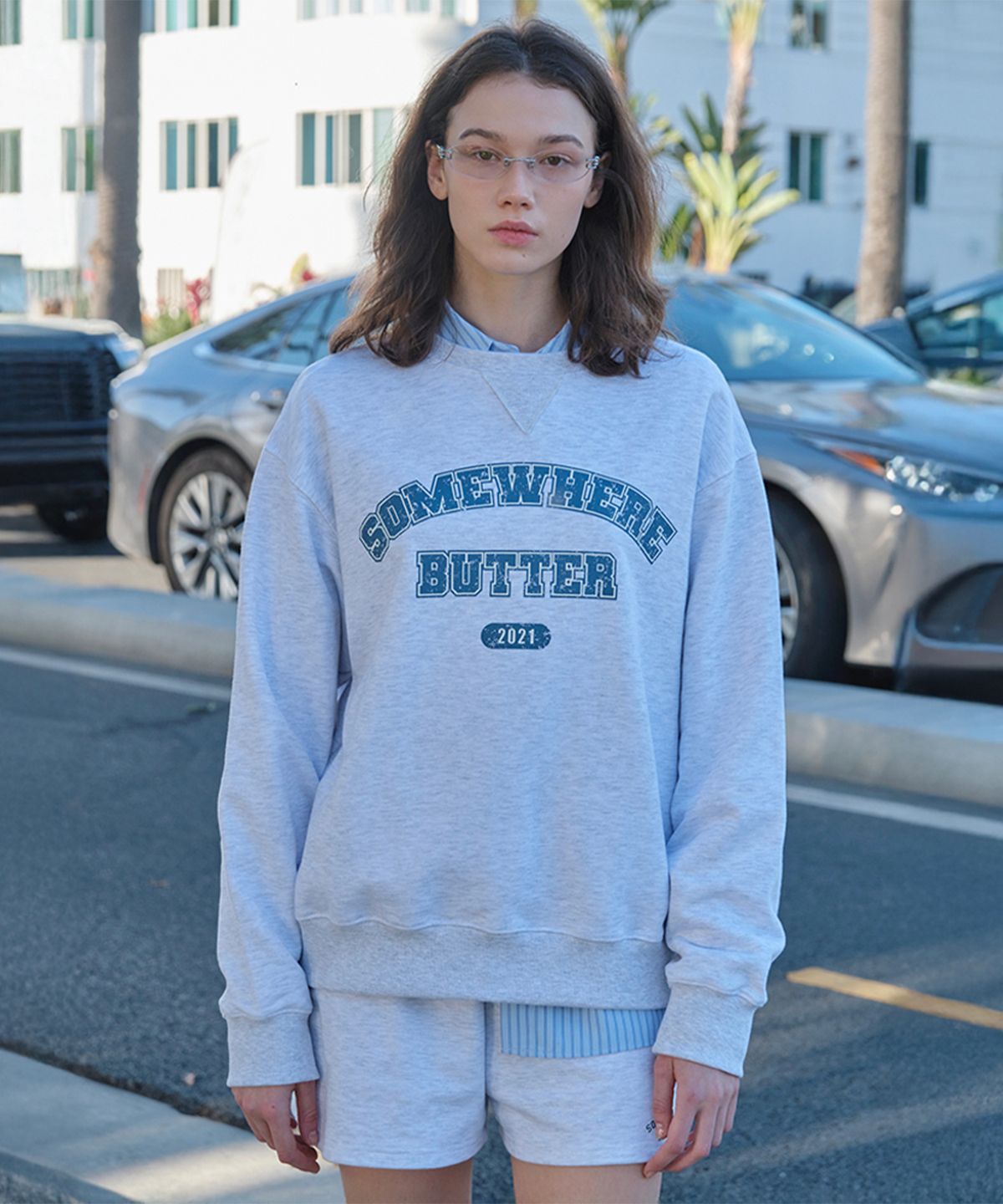 썸웨어버터(SOMEWHEREBUTTER) Vintage Square Logo Sweatshirt - White Melange
