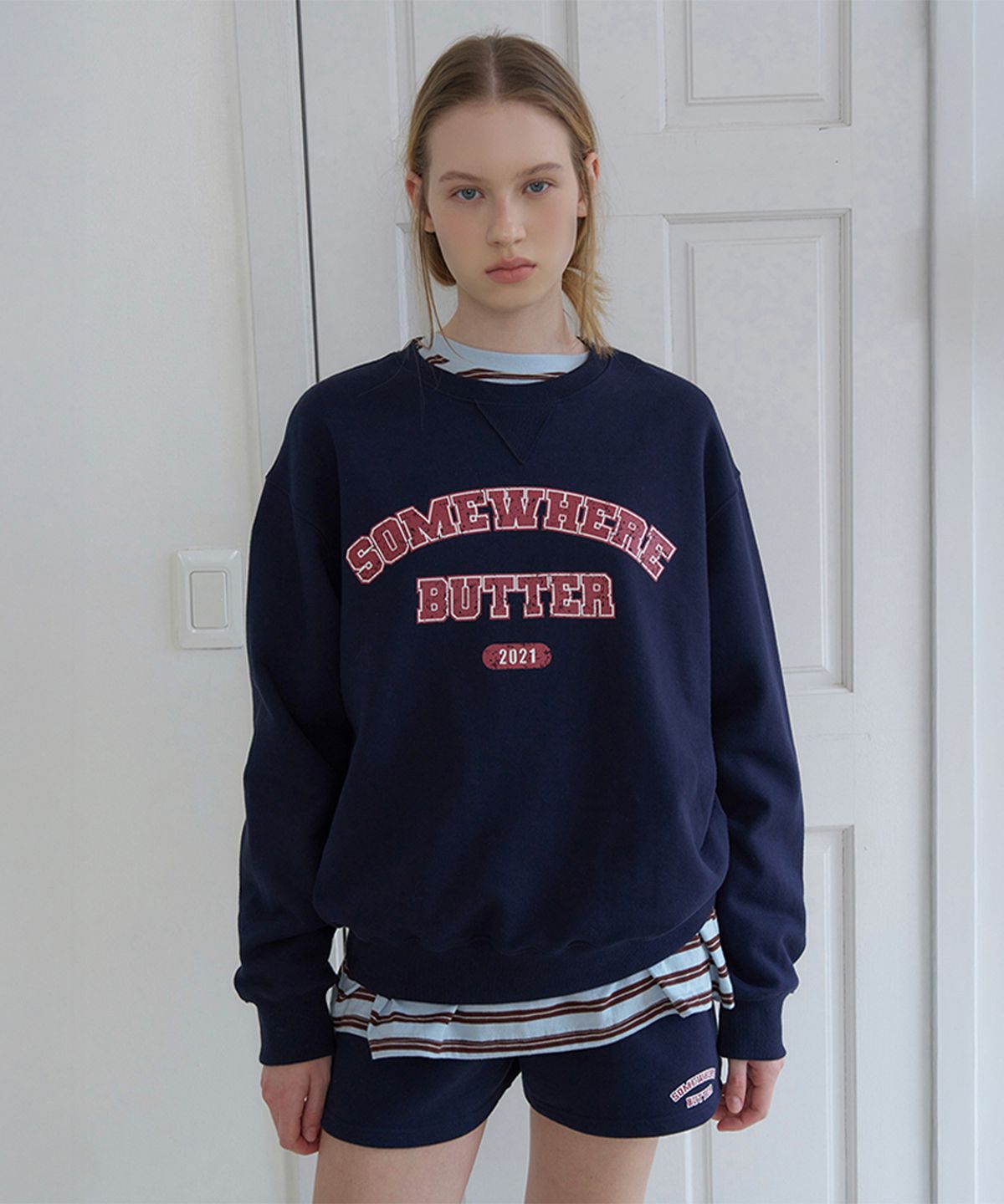썸웨어버터(SOMEWHEREBUTTER) Vintage Square Logo Sweatshirt - Navy