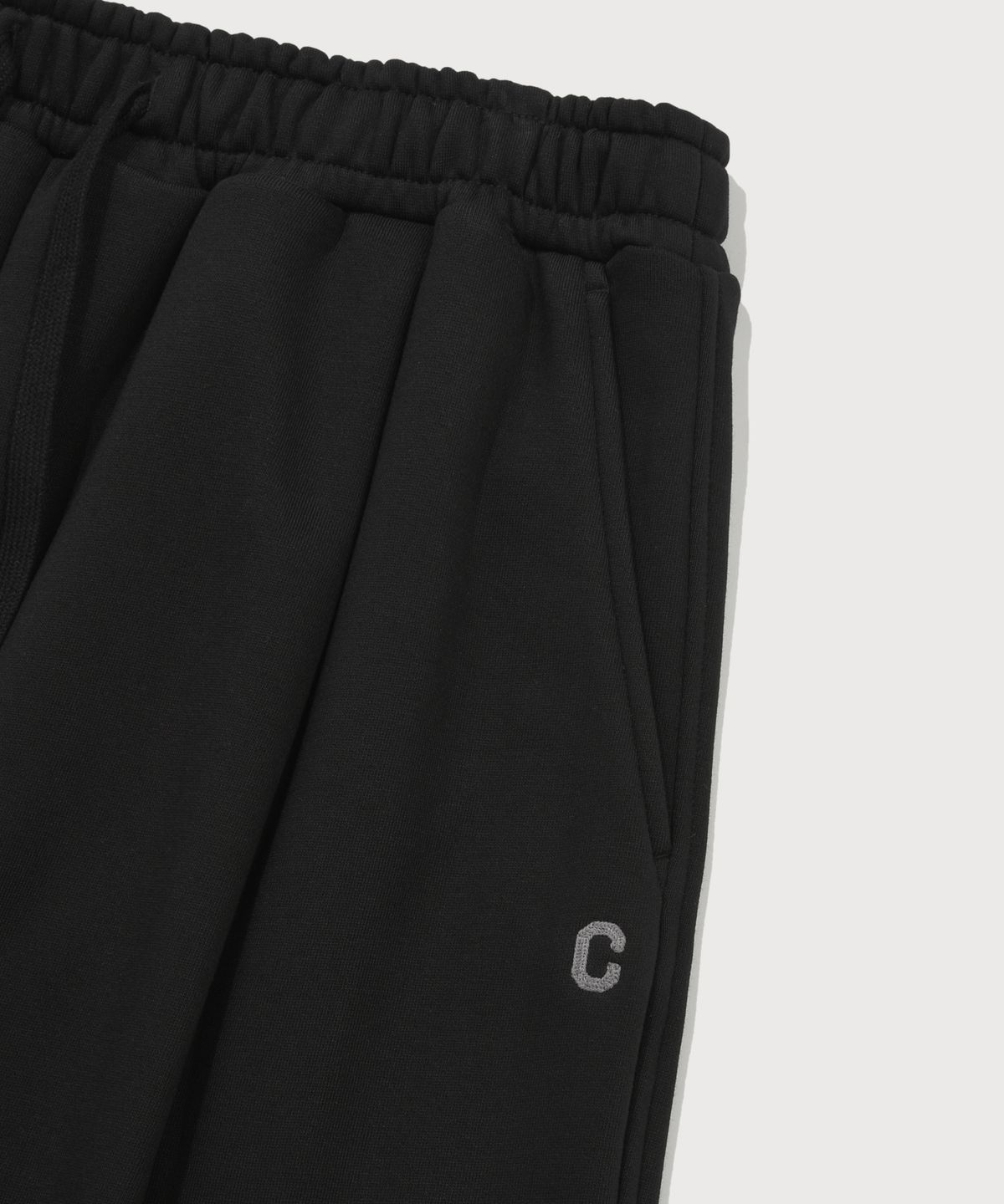 커버낫(COVERNAT) C 로고 버뮤다 스웻 쇼츠 블랙