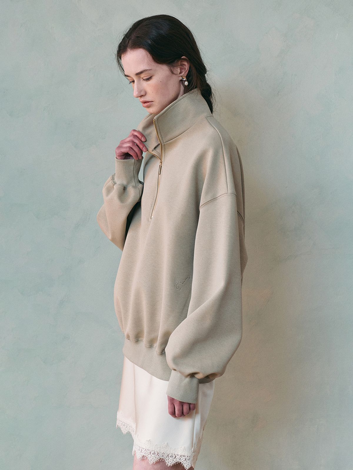르니나(LENINA) BELLY highneck half zip-up sweatshirt_KHAKI