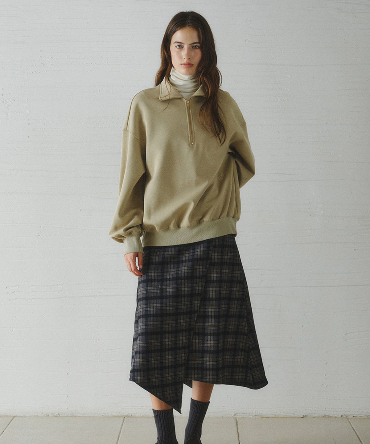 르니나(LENINA) BELLY highneck half zip-up sweatshirt_KHAKI