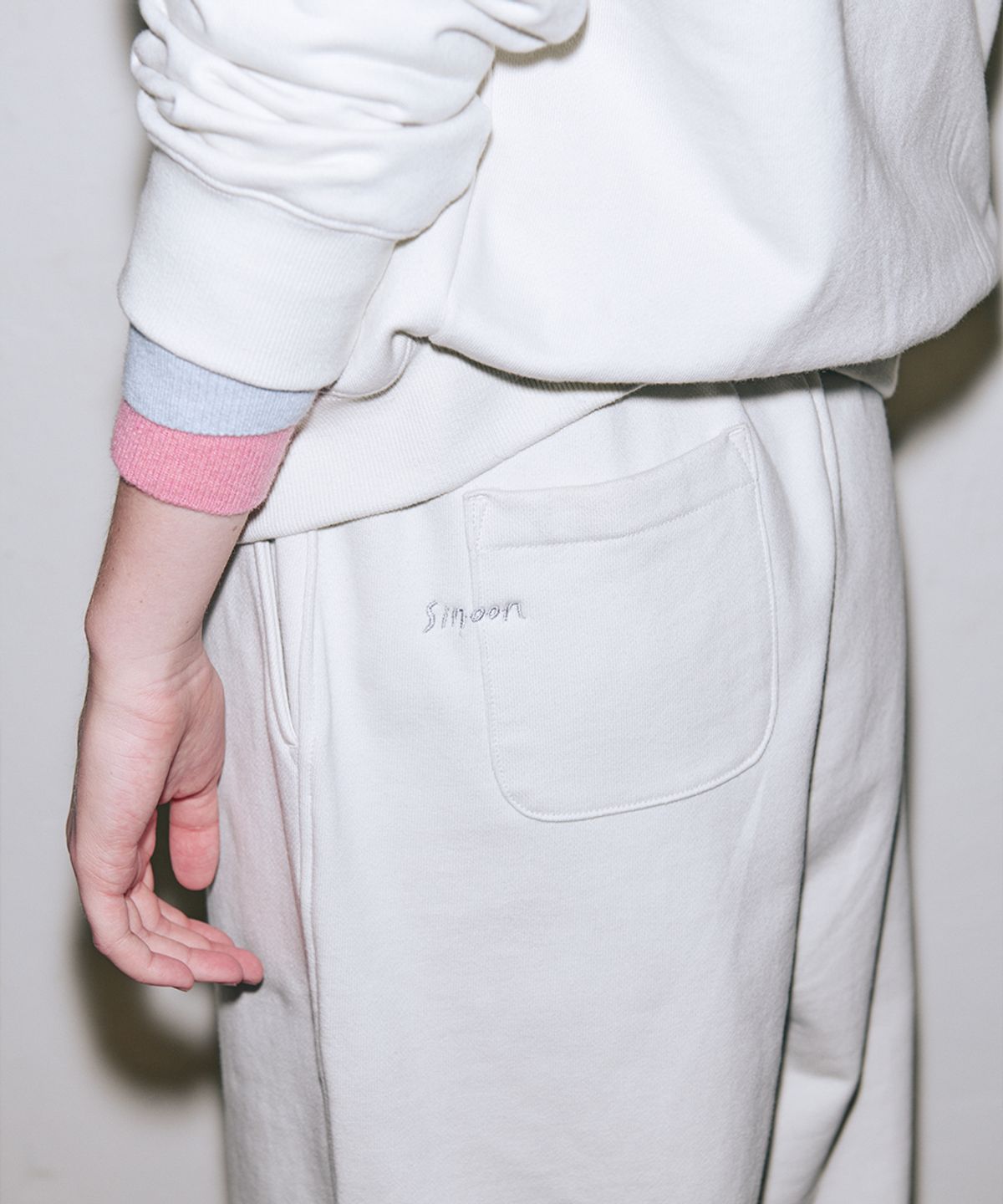 시눈(SINOON) Rose Stamp Jogger Pants (Ivory)