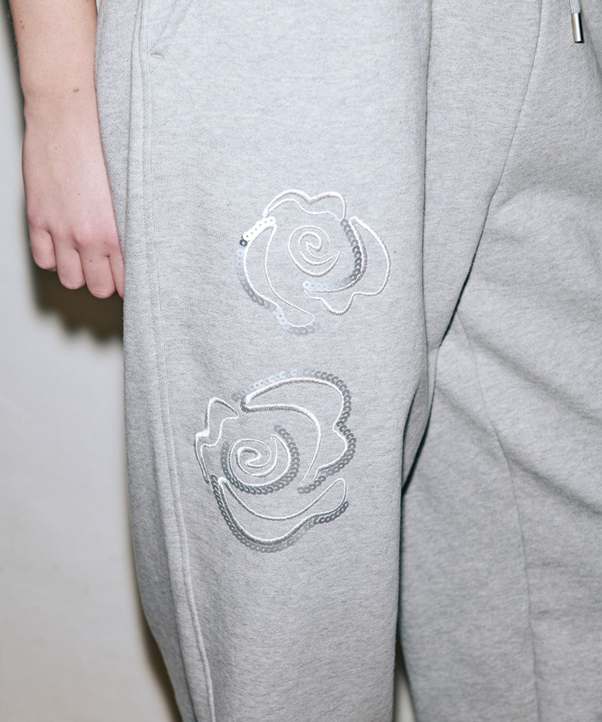 시눈(SINOON) Rose Stamp Jogger Pants (Melange Grey)