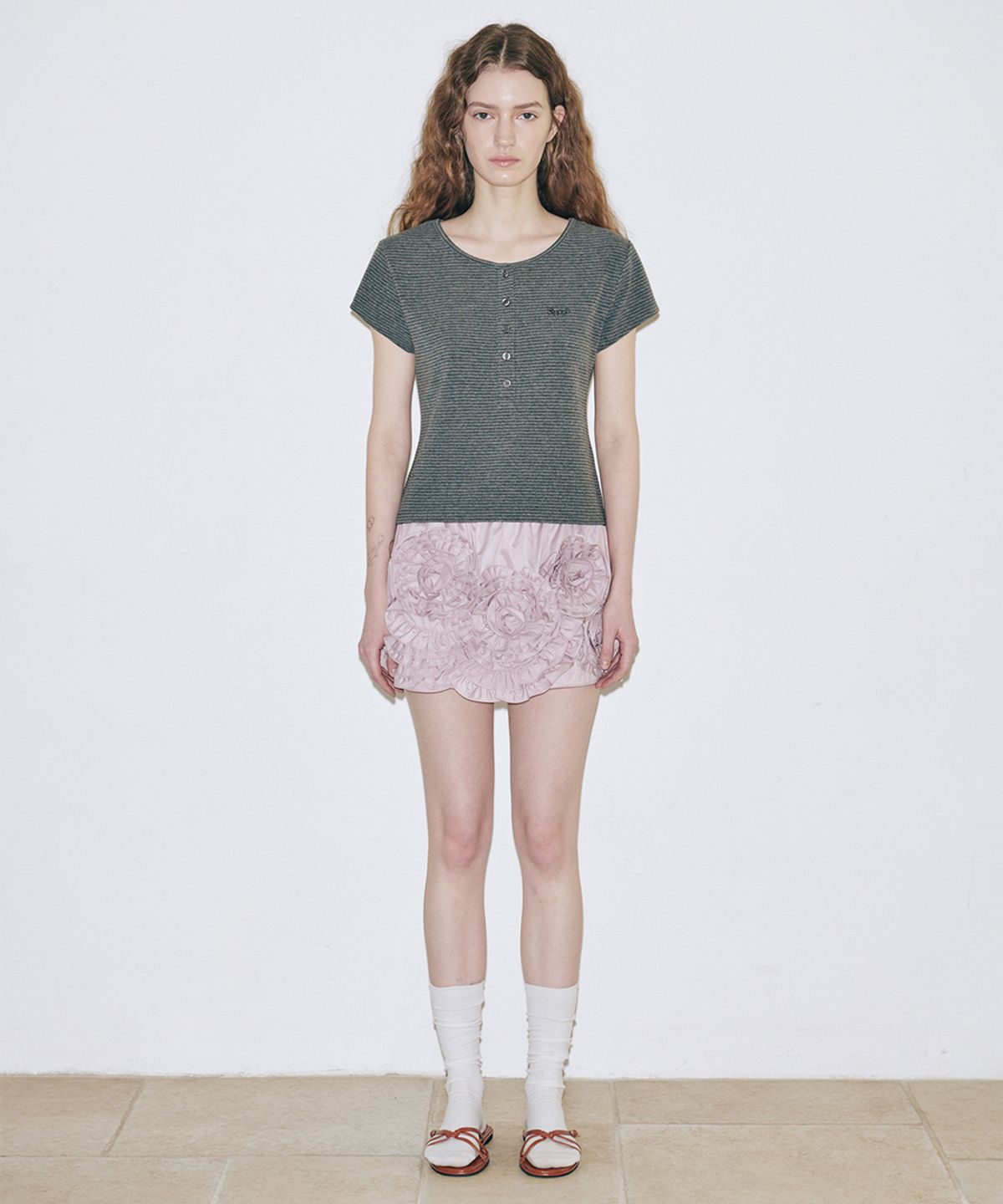 시눈(SINOON) SN Henley Neck Stripe Cap Sleeved T-shirt (Dark Melange Grey)