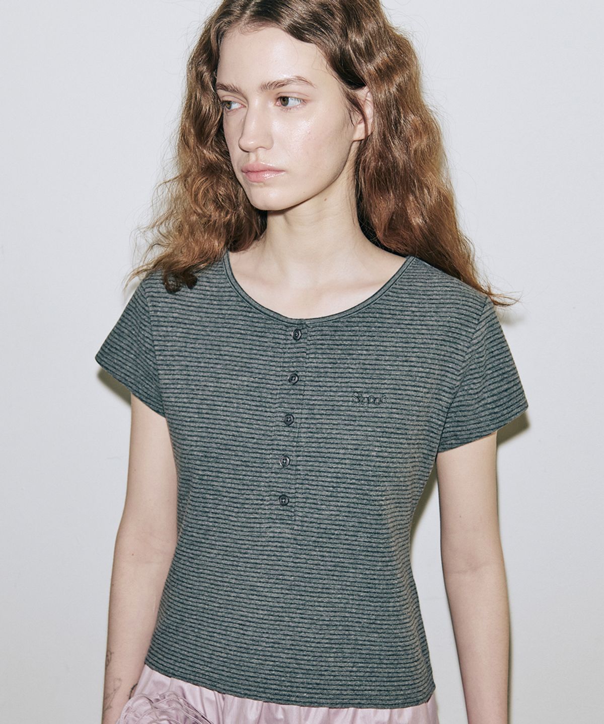 시눈(SINOON) SN Henley Neck Stripe Cap Sleeved T-shirt (Dark Melange Grey)