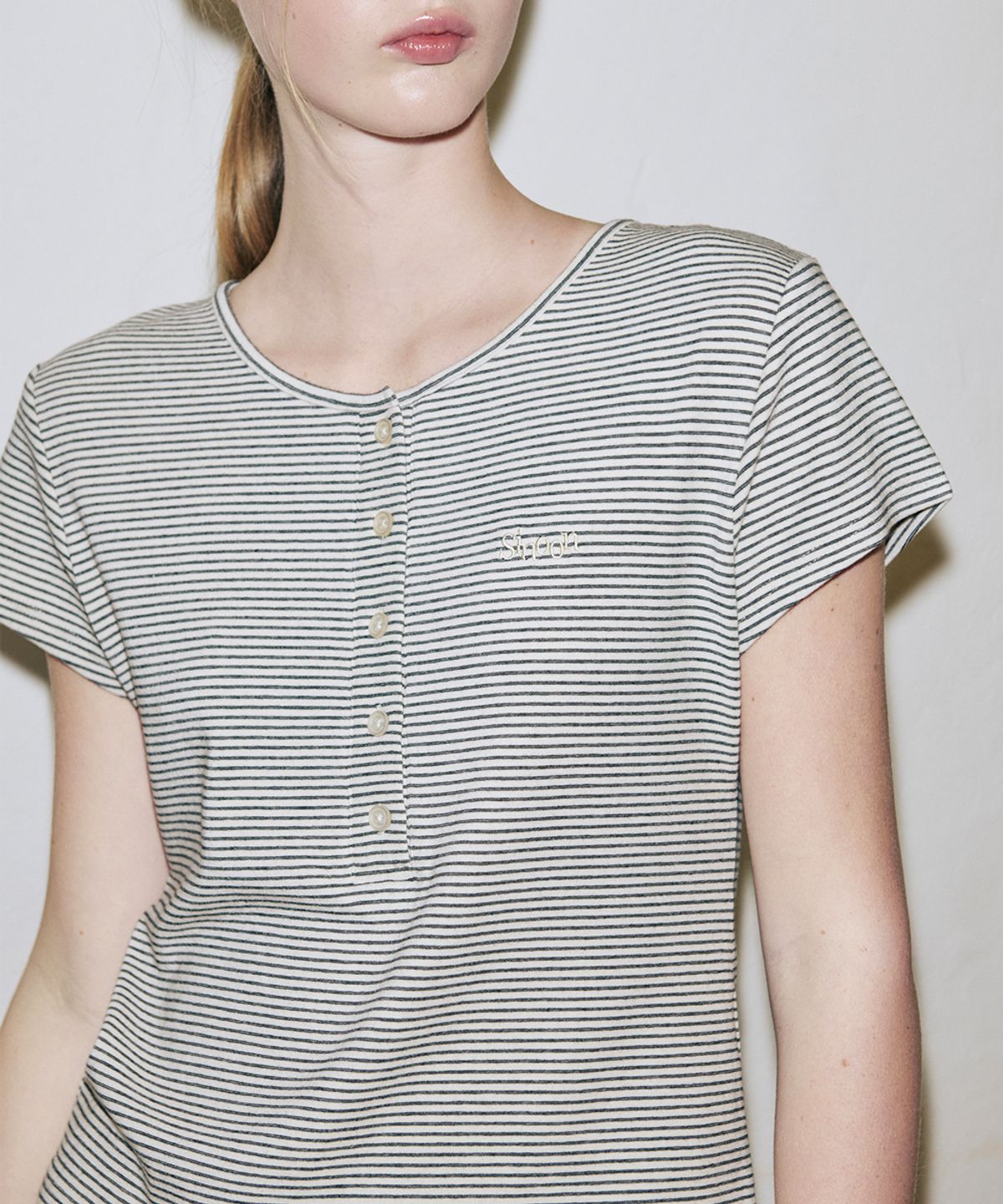 시눈(SINOON) SN Henley Neck Stripe Cap Sleeved T-shirt (Ivory)