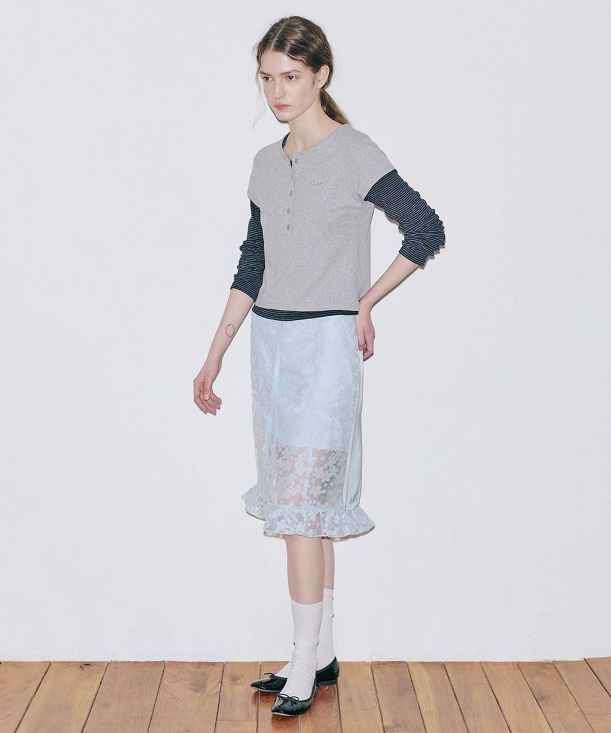 시눈(SINOON) SN Henley Neck Cap Sleeved T-shirt (Grey)