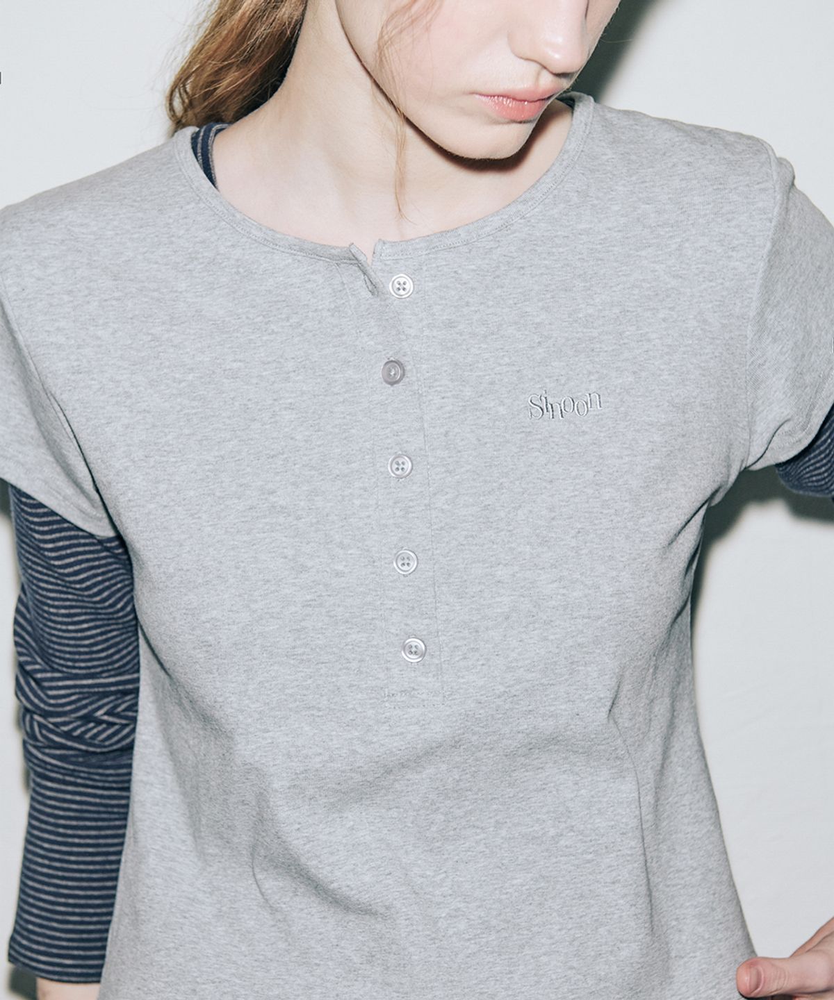 시눈(SINOON) SN Henley Neck Cap Sleeved T-shirt (Grey)