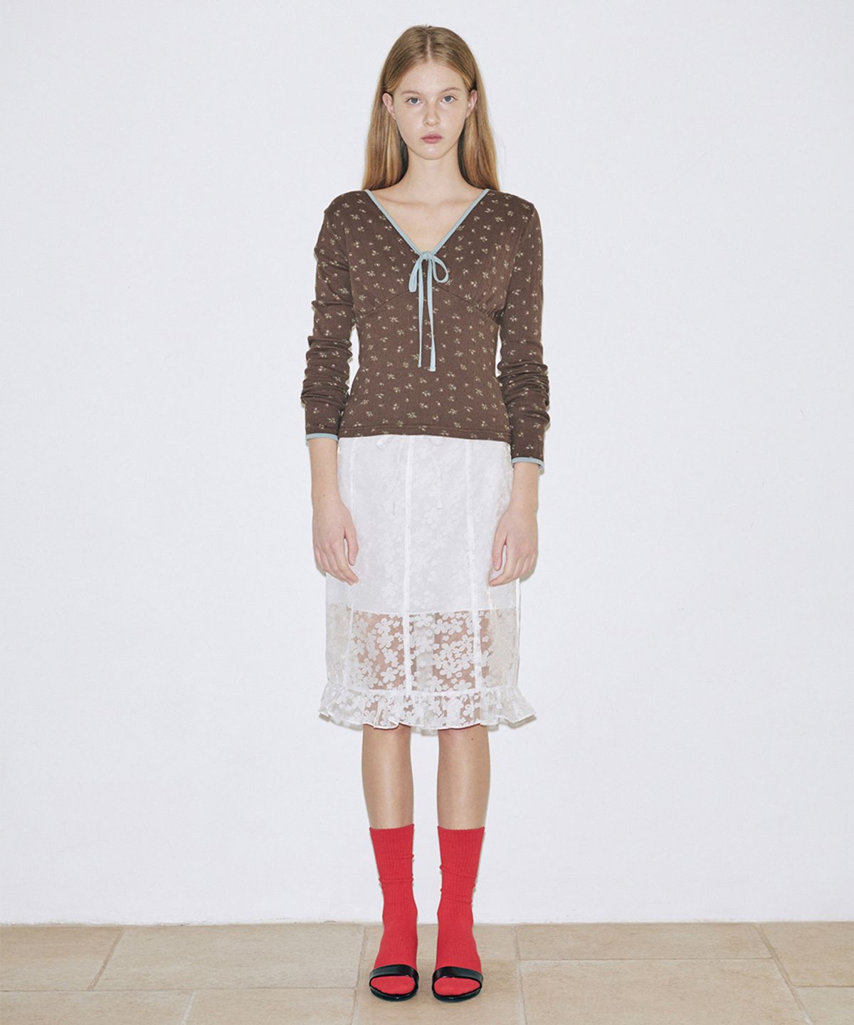 시눈(SINOON) Flower Neck Ribbon T-Shirt (Brown)