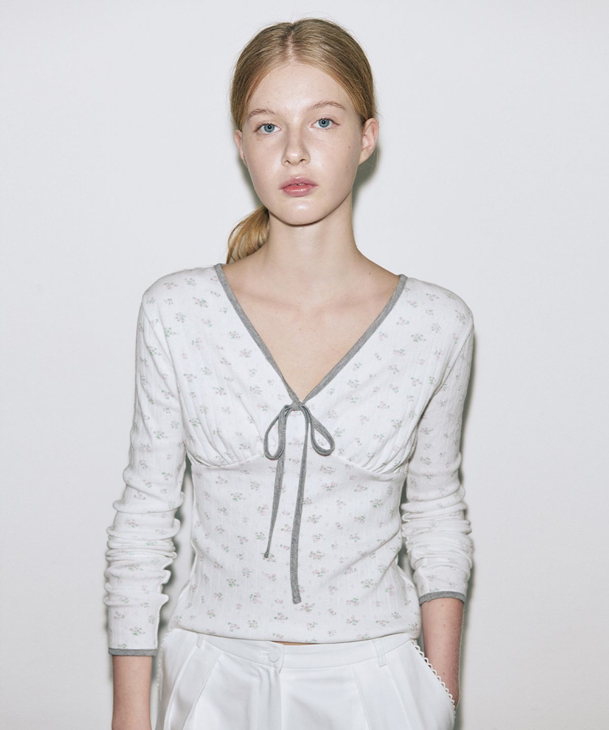 시눈(SINOON) Flower Neck Ribbon T-Shirt (White)