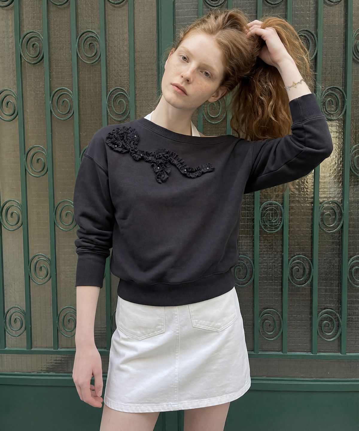시눈(SINOON) Off Shoulder Frill Sweatshirt (Charcoal)