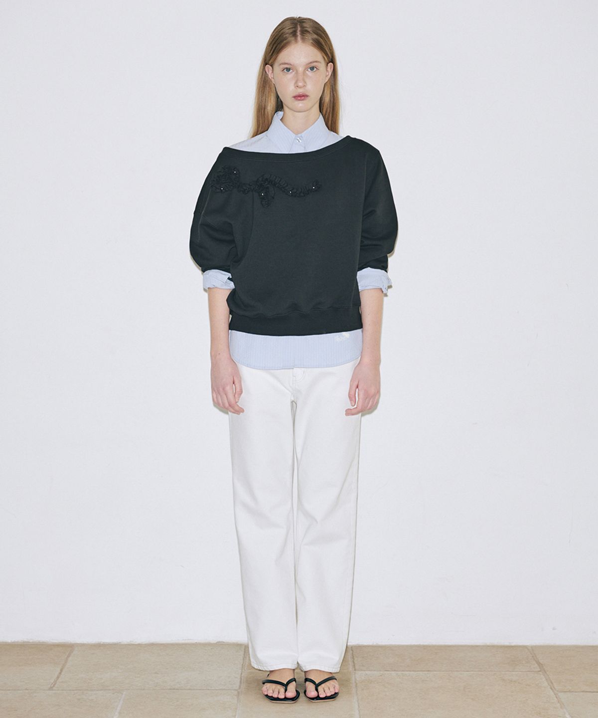 시눈(SINOON) Off Shoulder Frill Sweatshirt (Charcoal)