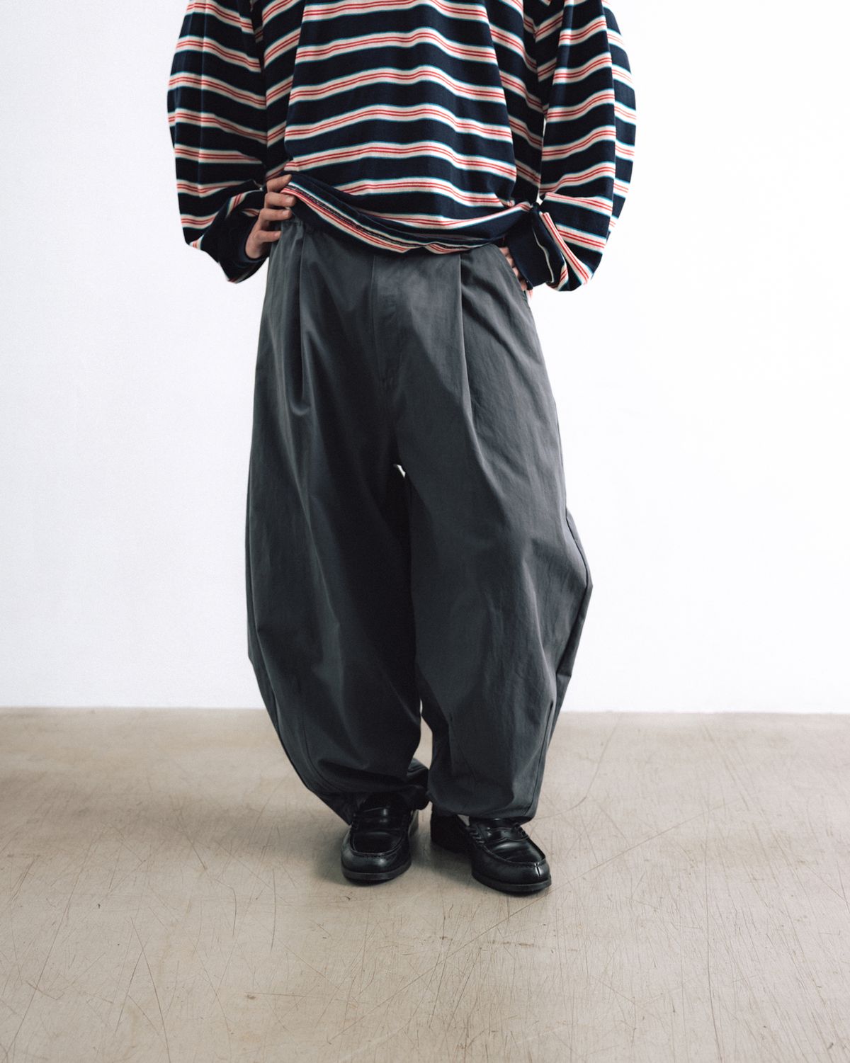앵글런(ANGLAN) One Tuck Balloon Pants - Grey
