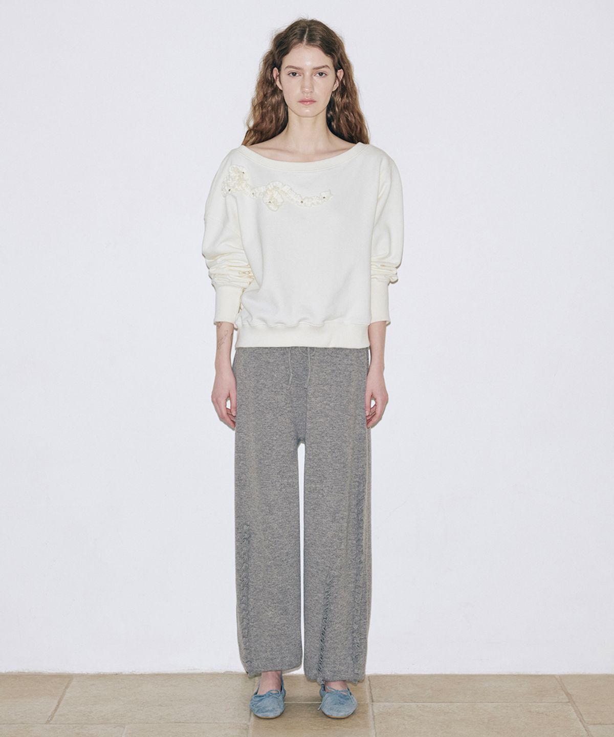시눈(SINOON) Off Shoulder Frill Sweatshirt (Ivory)