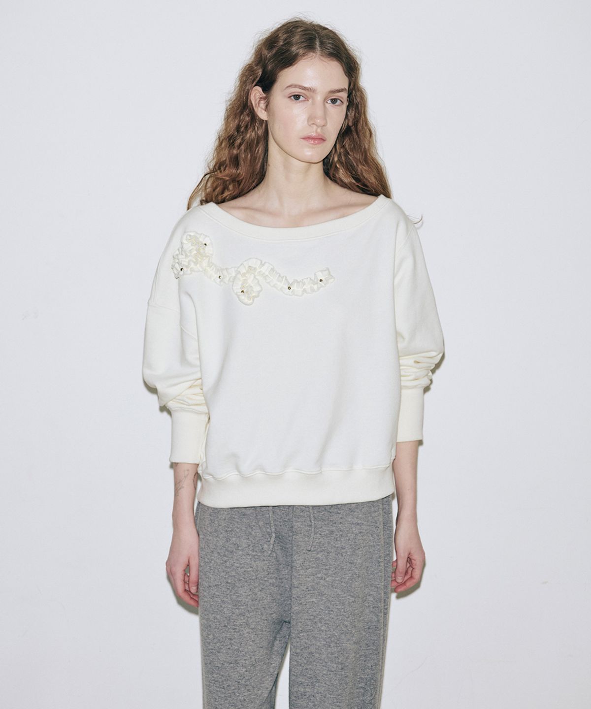 시눈(SINOON) Off Shoulder Frill Sweatshirt (Ivory)