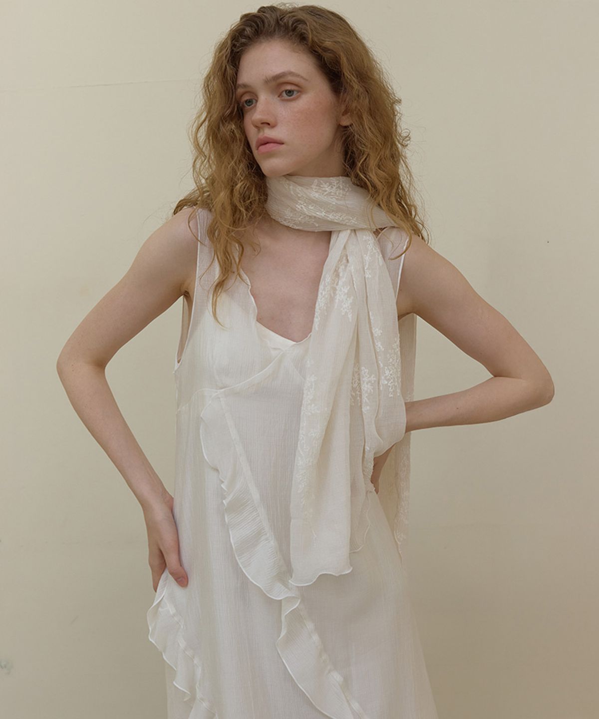 론크(LONQUE) RUFFLE LACE SLEEVELESS CAMI TOP LAYERED DRESS (IVORY)