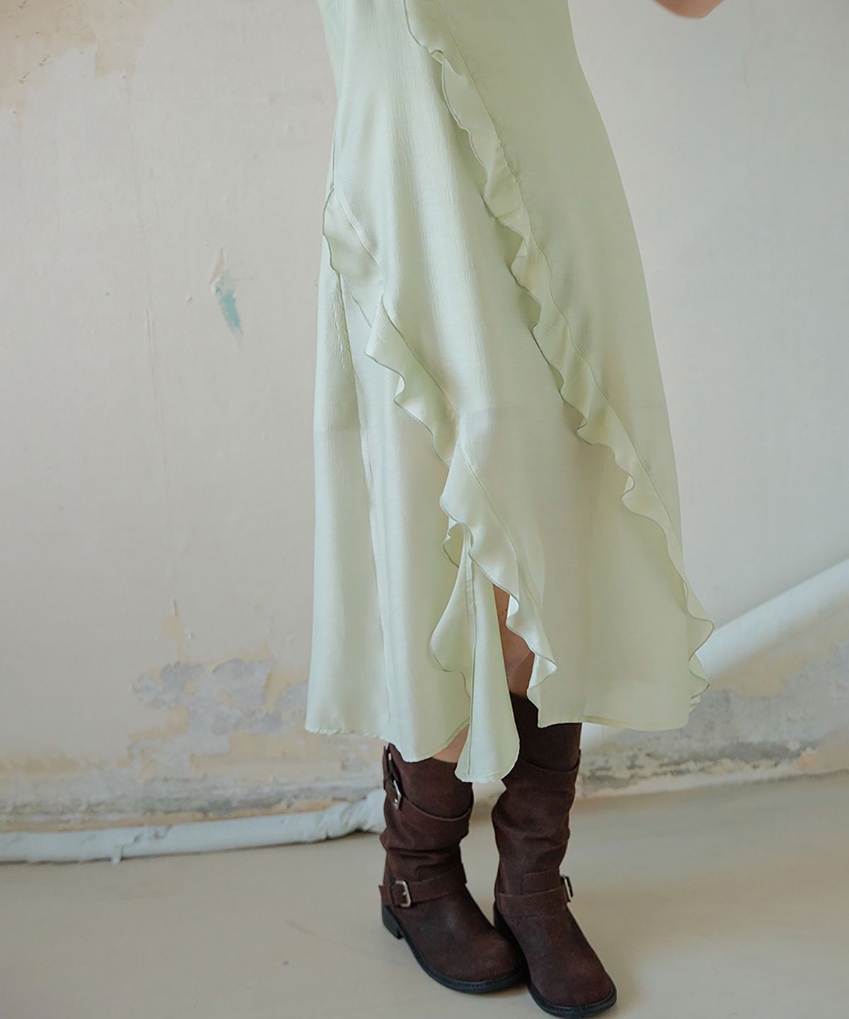 론크(LONQUE) RUFFLE LACE SLEEVELESS CAMI TOP LAYERED DRESS (MINT)