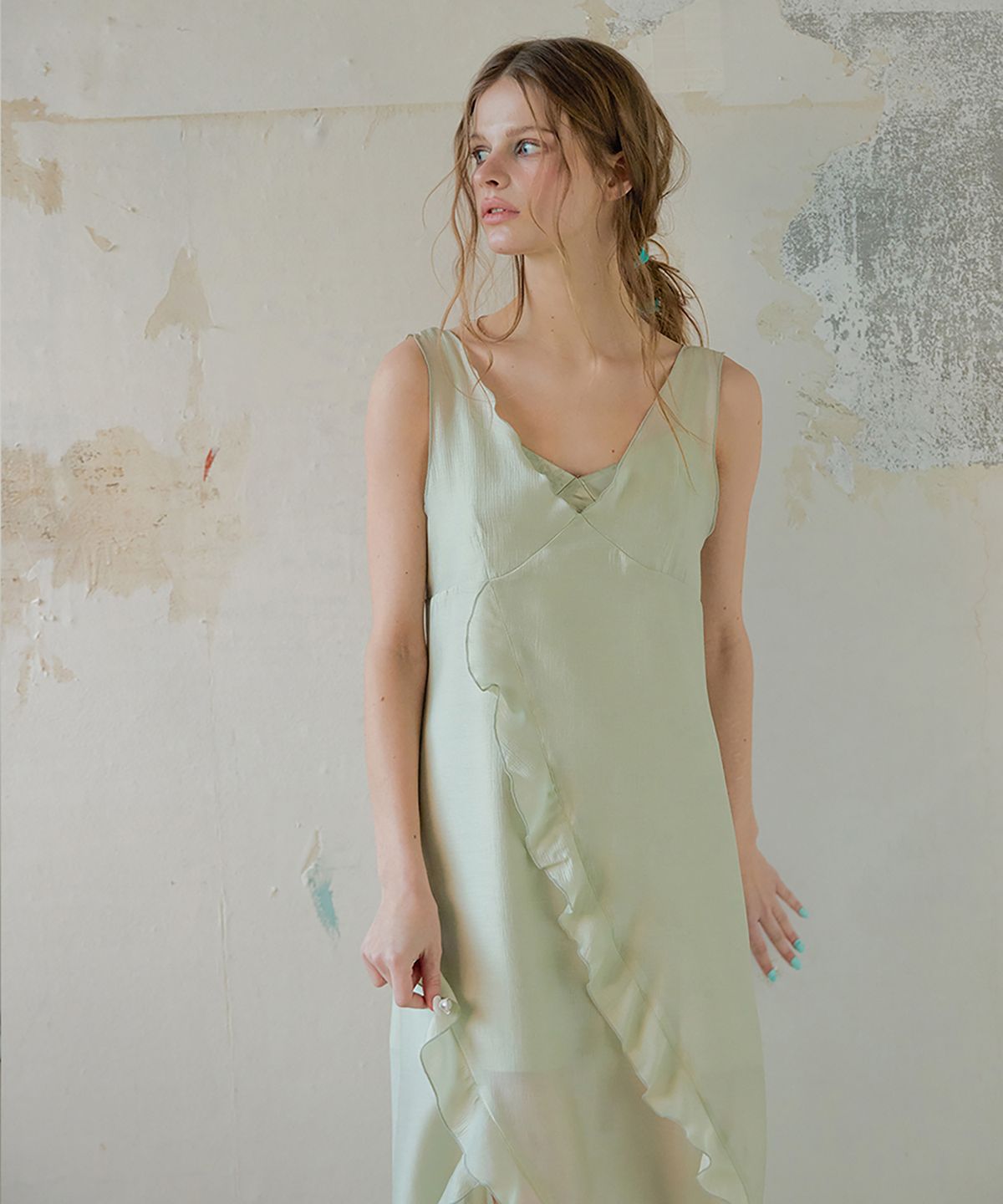 론크(LONQUE) RUFFLE LACE SLEEVELESS CAMI TOP LAYERED DRESS (MINT)