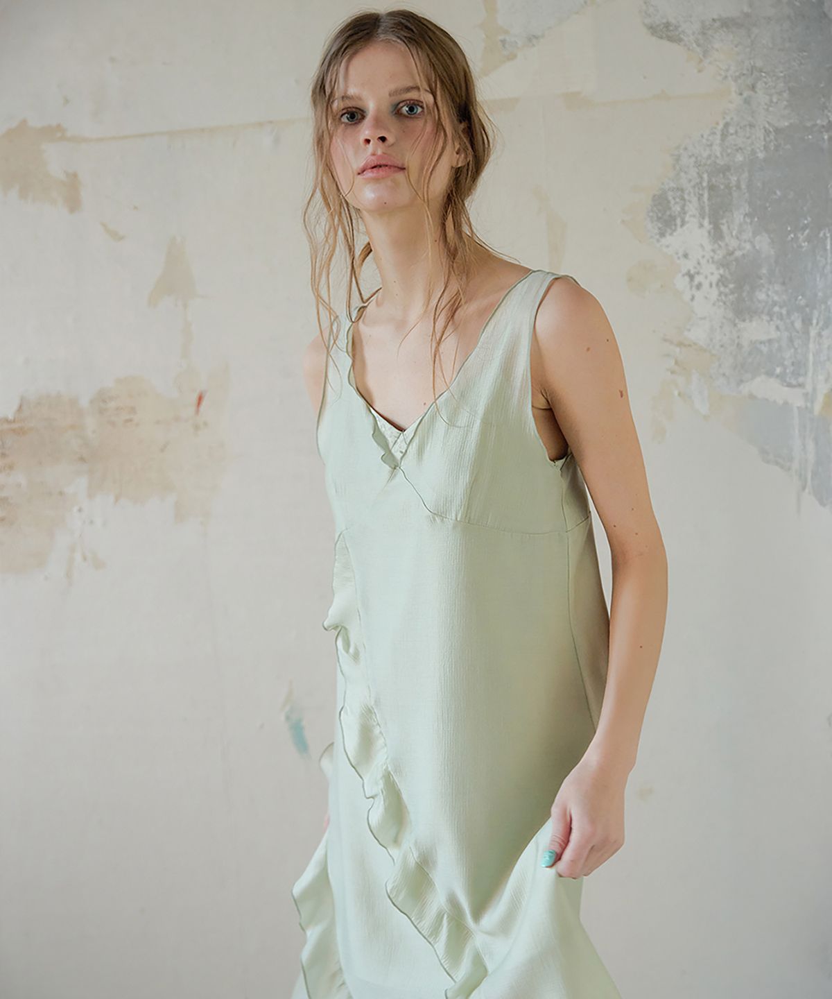 론크(LONQUE) RUFFLE LACE SLEEVELESS CAMI TOP LAYERED DRESS (MINT)