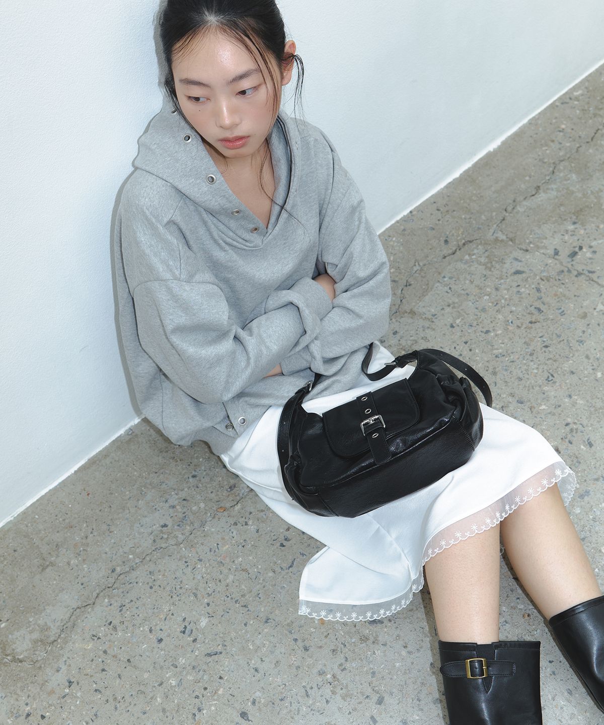앤드엘(ANDL) 빈티지 버클 하프 백 - 블랙