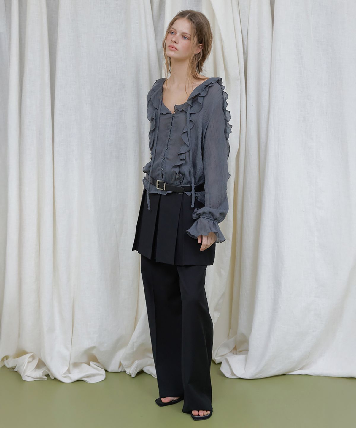 론크(LONQUE) RUFFLE V-NECK STRAP BLOUSE (CHARCOAL)