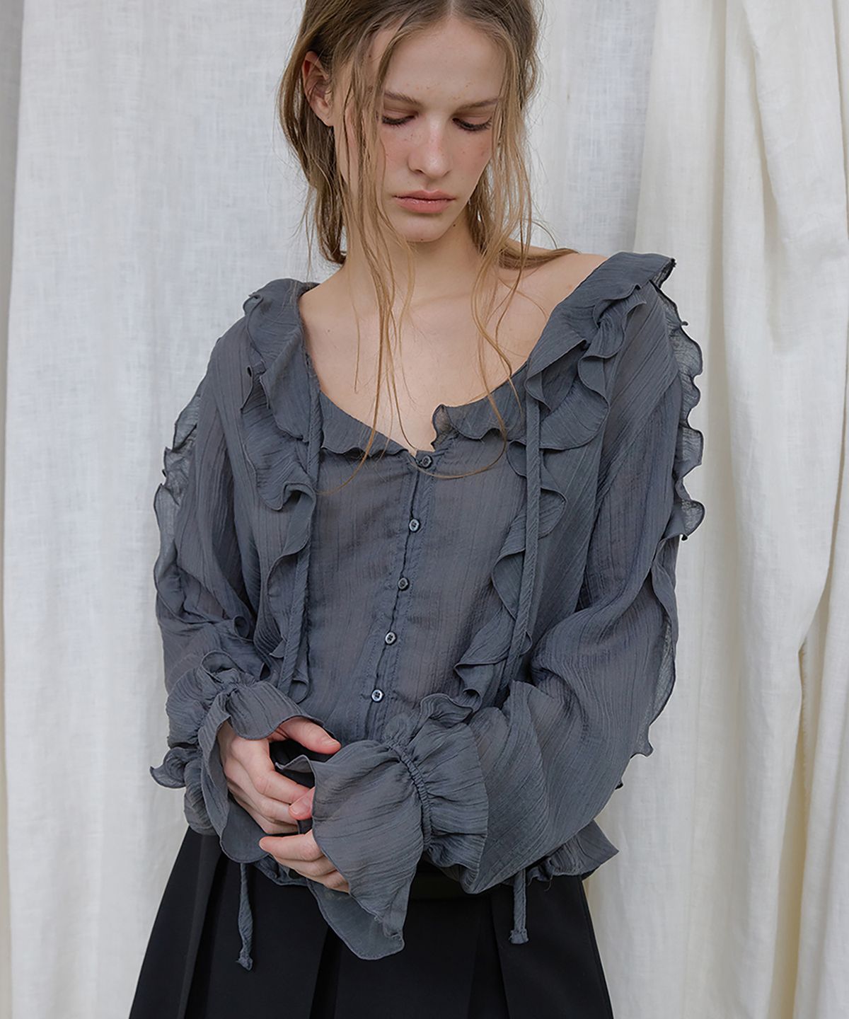 론크(LONQUE) RUFFLE V-NECK STRAP BLOUSE (CHARCOAL)