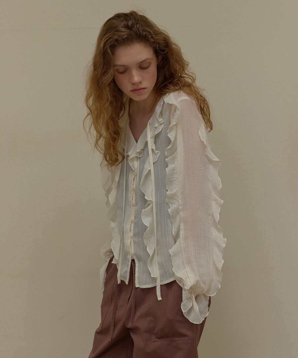 론크(LONQUE) RUFFLE V-NECK STRAP BLOUSE (IVORY)
