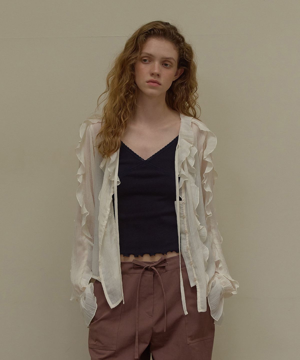론크(LONQUE) RUFFLE V-NECK STRAP BLOUSE (IVORY)