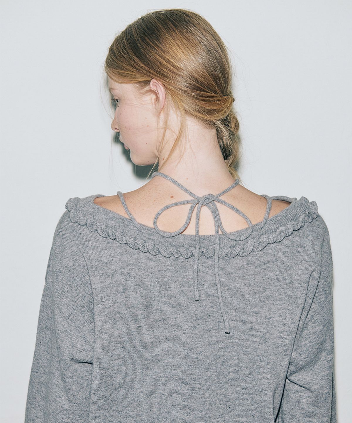 시눈(SINOON) [빌리 츠키 착용] Ruffle Lace-Up Boatneck Knit (Grey)