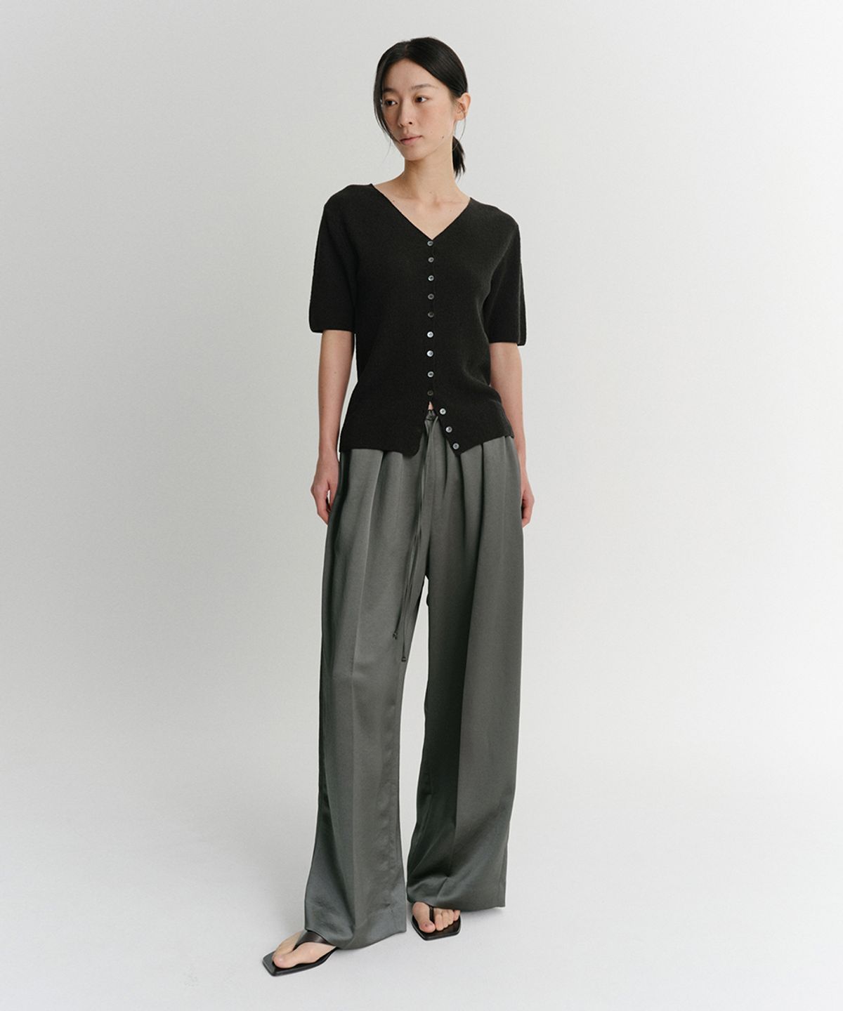 이아(EAAH) SATIN BANDING TUCK PANTS (KHAKI)