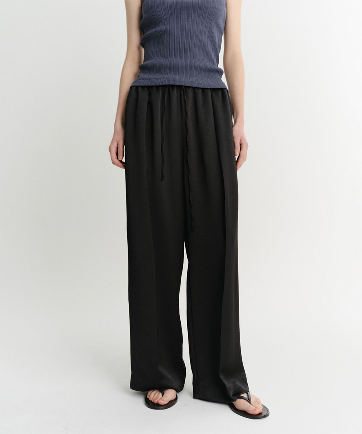 이아(EAAH) SATIN BANDING TUCK PANTS (BLACK)