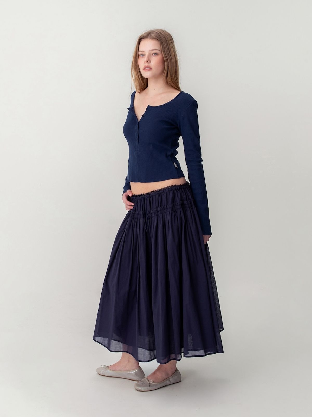 글로니(GLOWNY) LACE STRING GATHERED LONG SKIRT (NAVY)