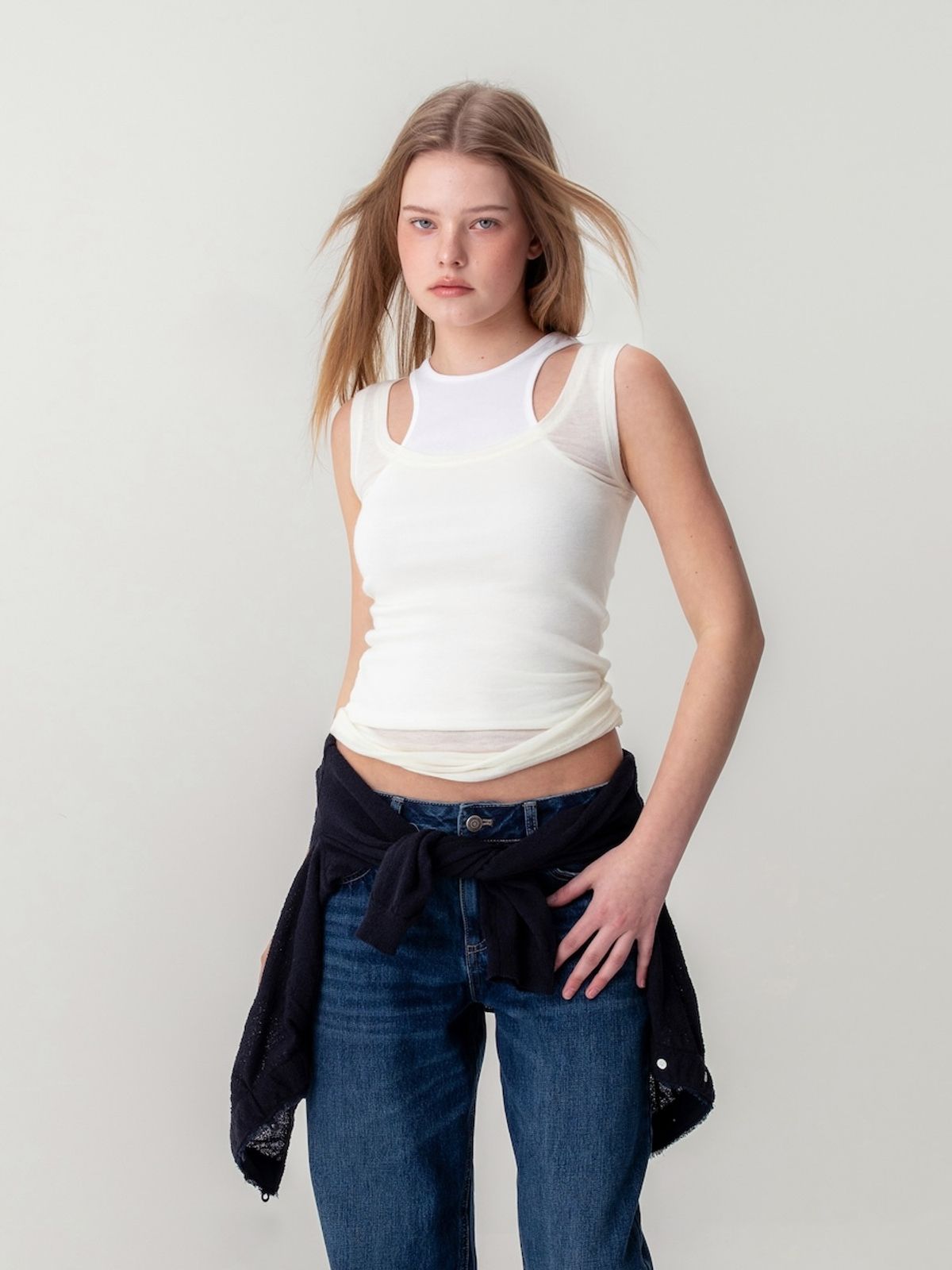 글로니(GLOWNY) SOFT LAYERED SCOOP TOP (IVORY)