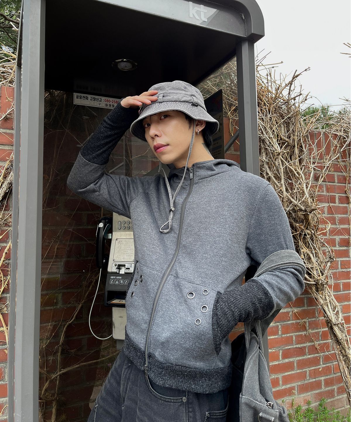 플레이스스튜디오맨(PLACESTUDIOMAN) 아일렛 스터드 포인트 하이넥 소프트 니트 후드집업_2COLOR
