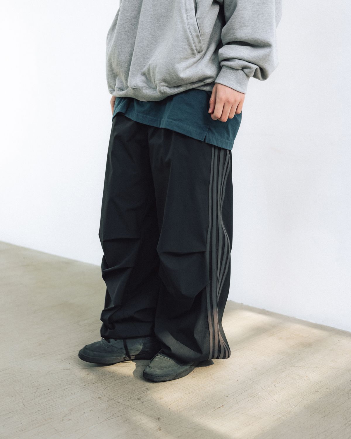 앵글런(ANGLAN) Parachute Wide Track Pants - Black