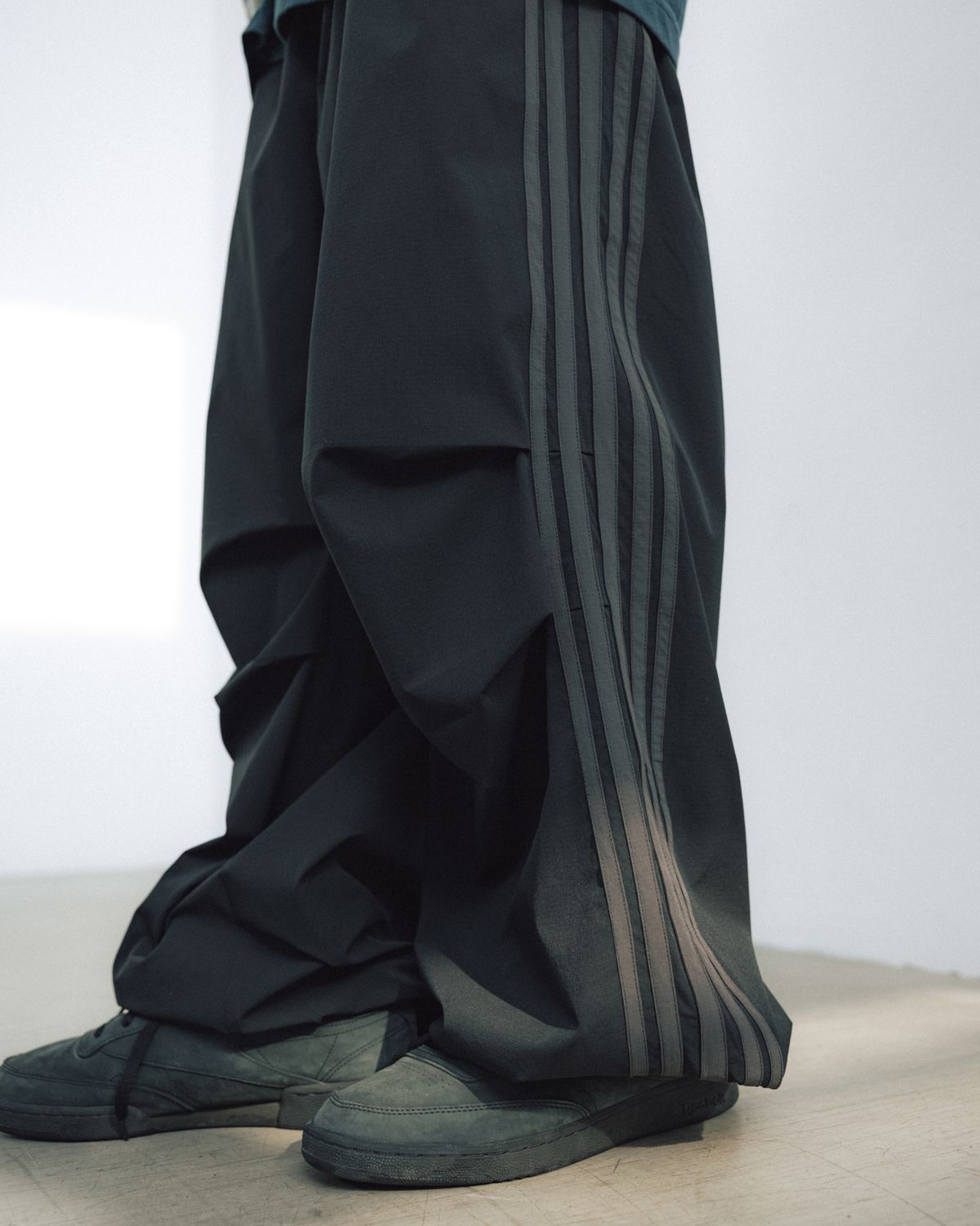 앵글런(ANGLAN) Parachute Wide Track Pants - Black