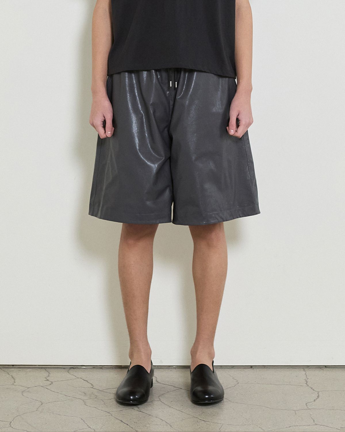 디앤드퀘스천(THEENDQUESTION) Reversible leather half pants / DARK GRAY
