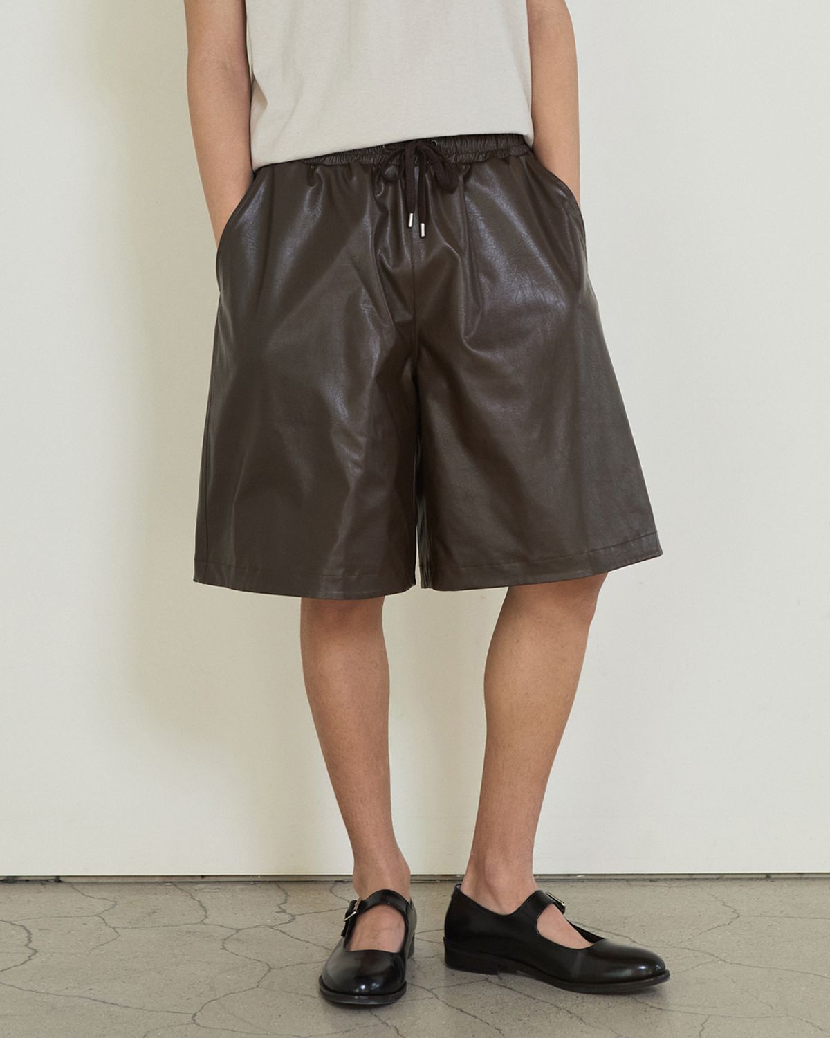 디앤드퀘스천(THEENDQUESTION) Reversible leather half pants / BROWN