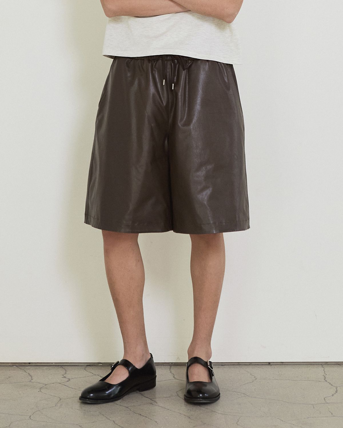 디앤드퀘스천(THEENDQUESTION) Reversible leather half pants / BROWN