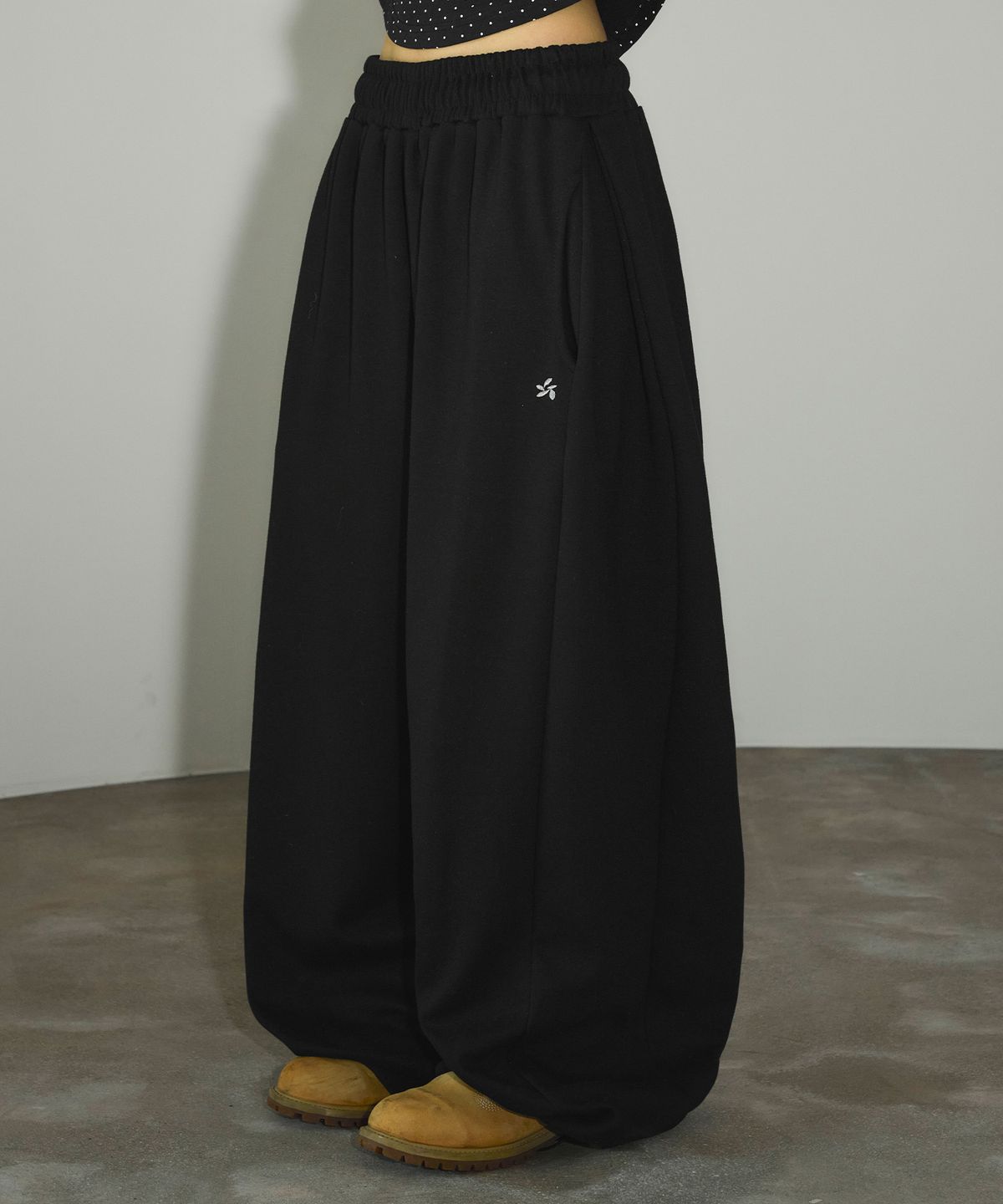 슬릭글로우(SLEEKGLOW) 사이드 핀턱 로고 와이드 스웨트 팬츠[블랙]