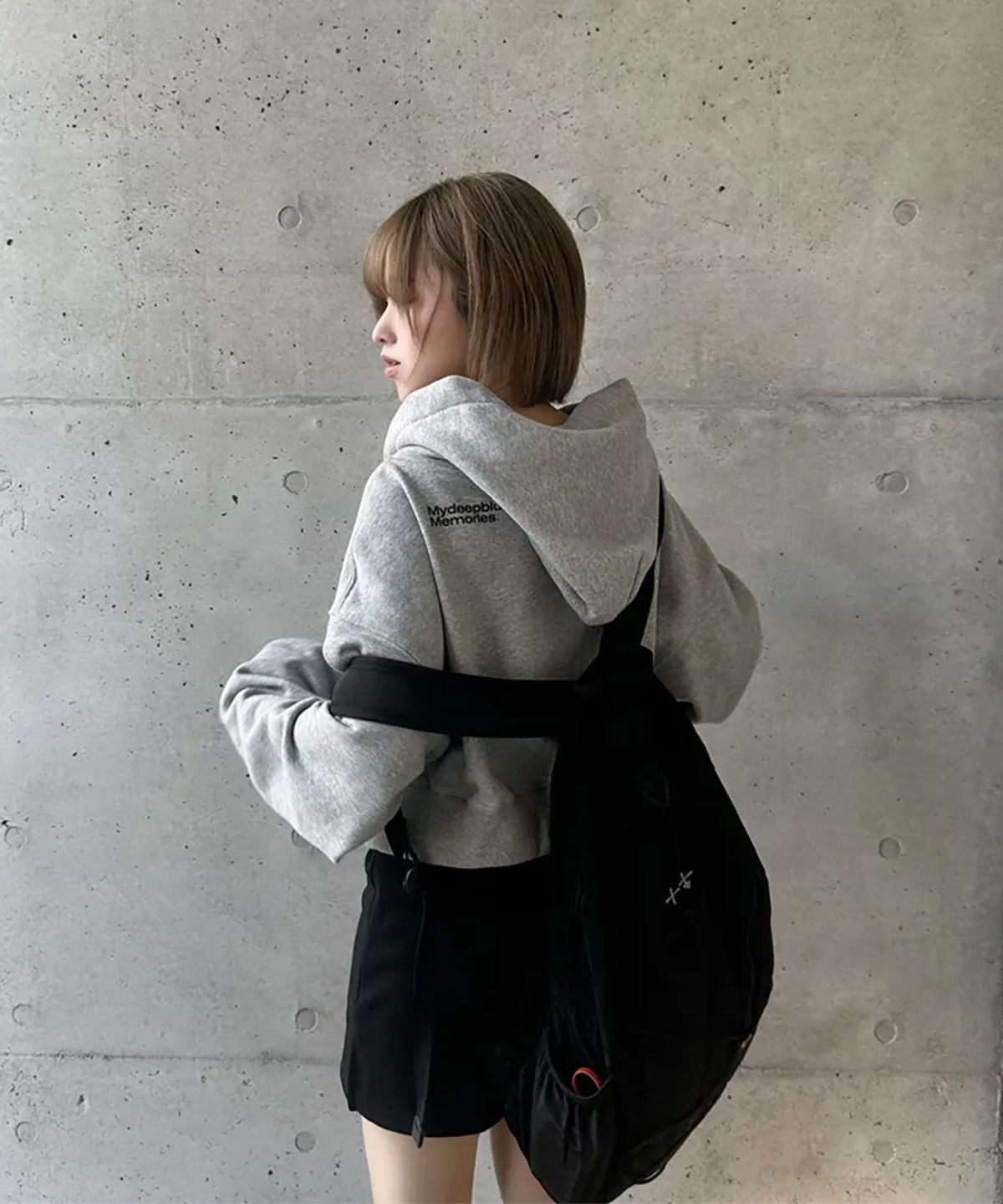 마이딥블루메모리즈(MY DEEP BLUE MEMORIES) (w) MM FLOWER GRAPHIX CROP ZIP-UP(GREY)
