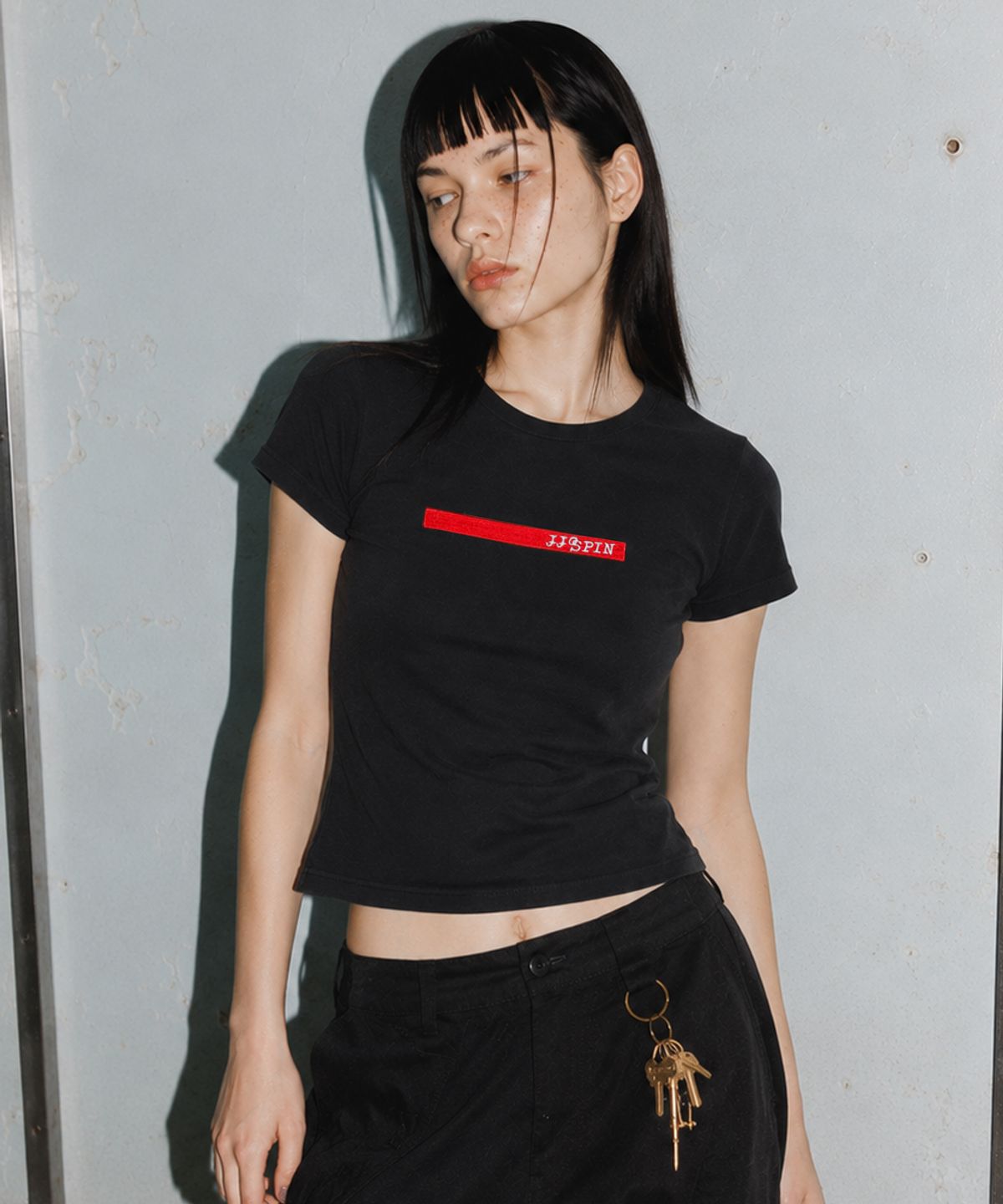 오프스핀(OFFSPIN) 우먼 레드 라인 시그니쳐 로고 크롭 티셔츠