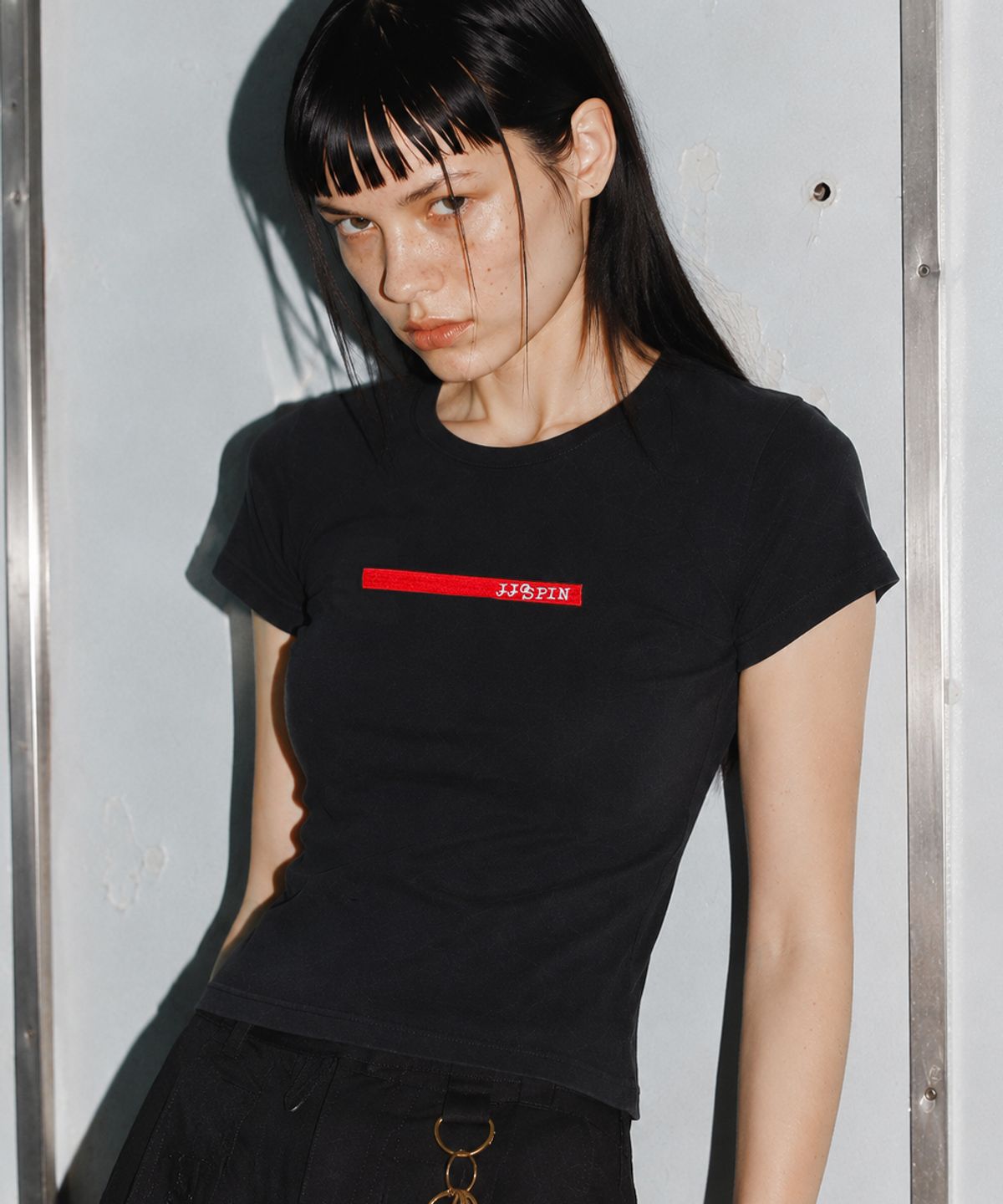 오프스핀(OFFSPIN) 우먼 레드 라인 시그니쳐 로고 크롭 티셔츠