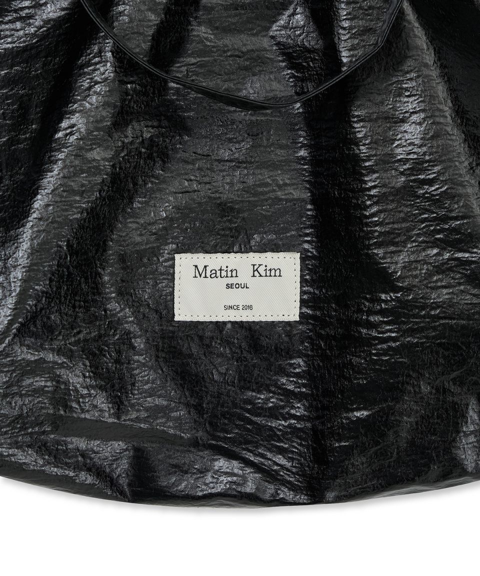 MUSINSA公式 | MATIN KIM GLOSSY LIGHT TWO WAY BAG IN BLACK