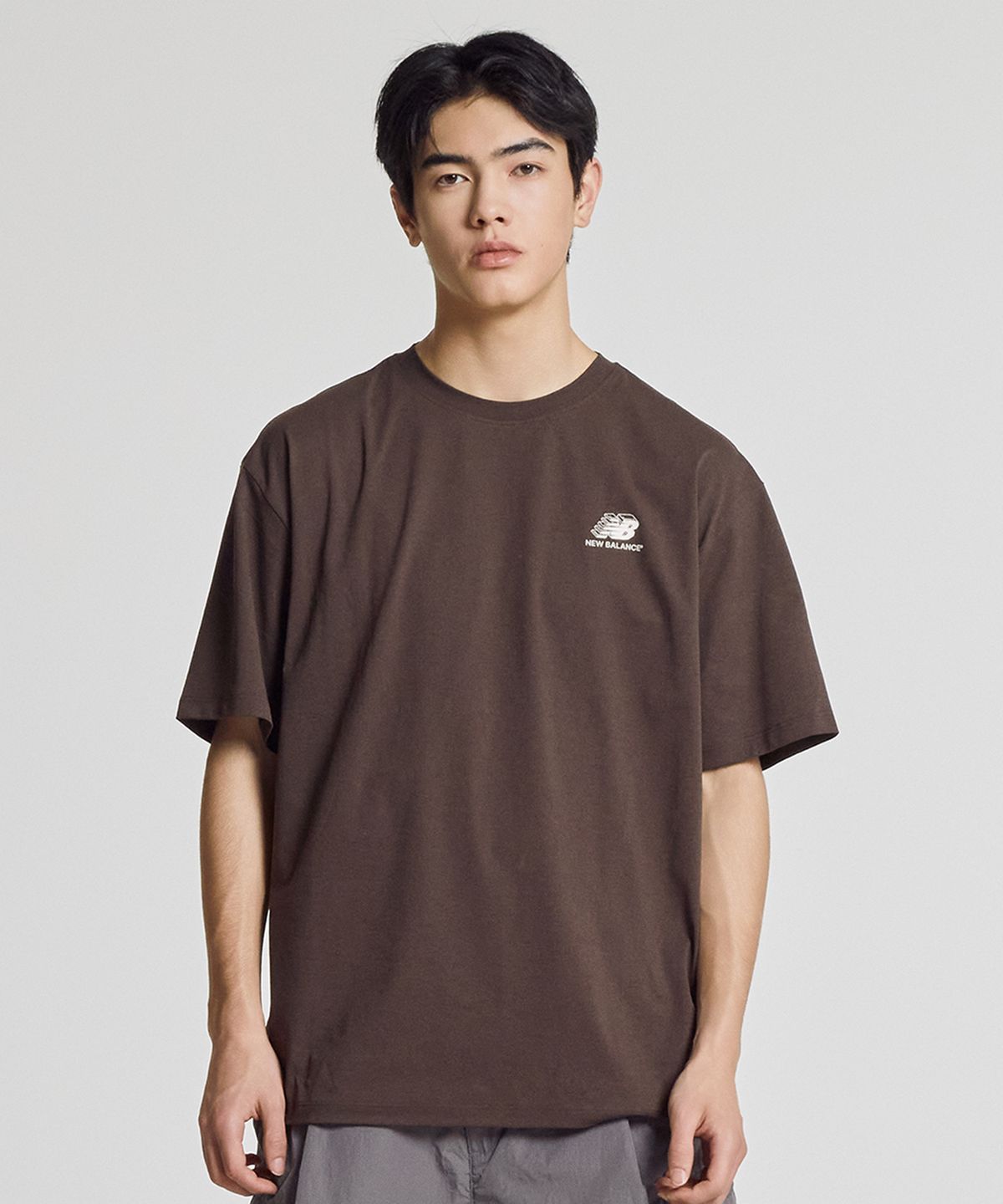뉴발란스(NEW BALANCE) NBNEG25423 / UNI RC FROZEN 픽토그램 반팔티 (BROWN)