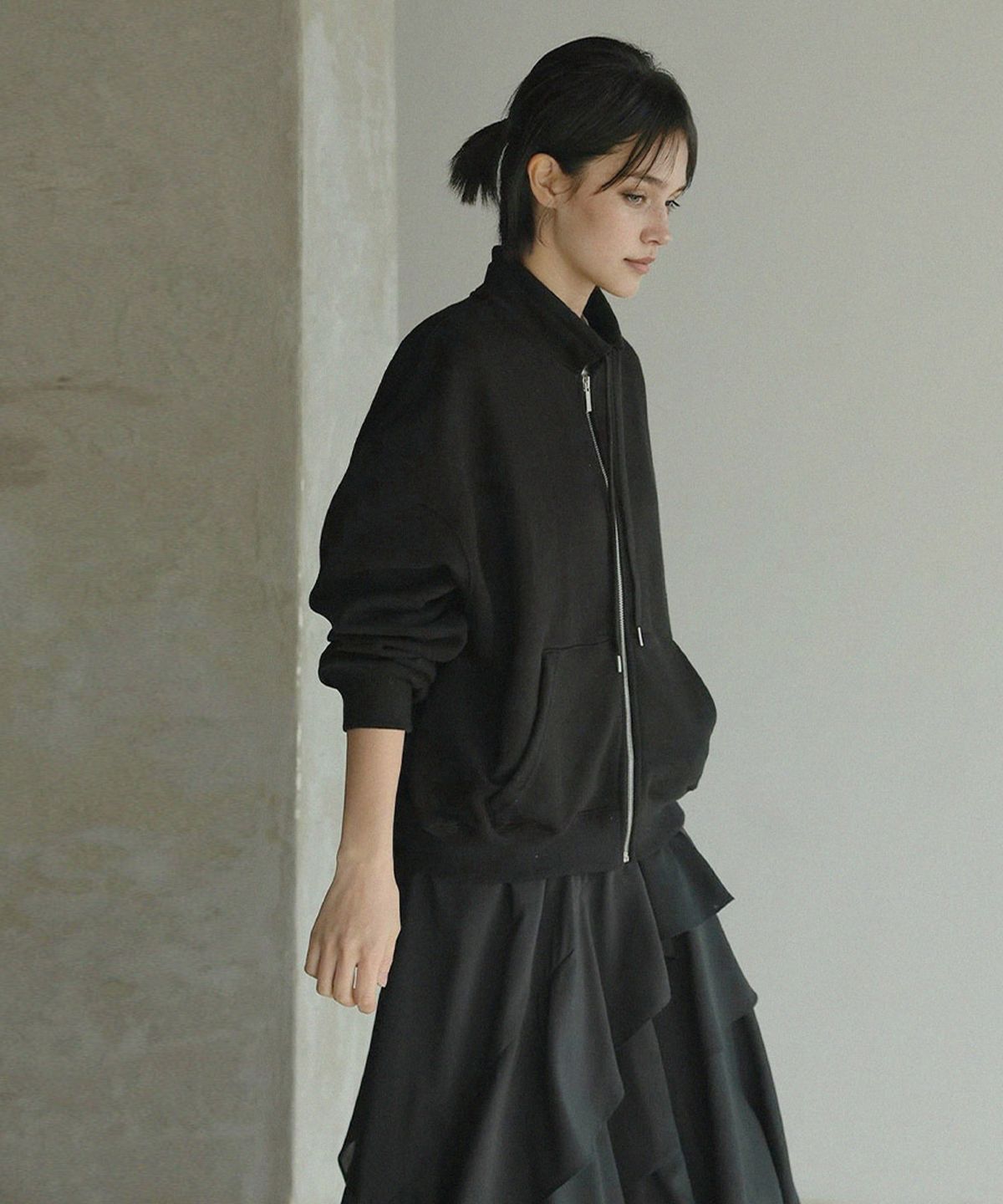 룸페커(ROOMPACKER) 홀리데이 타이포 집업_black